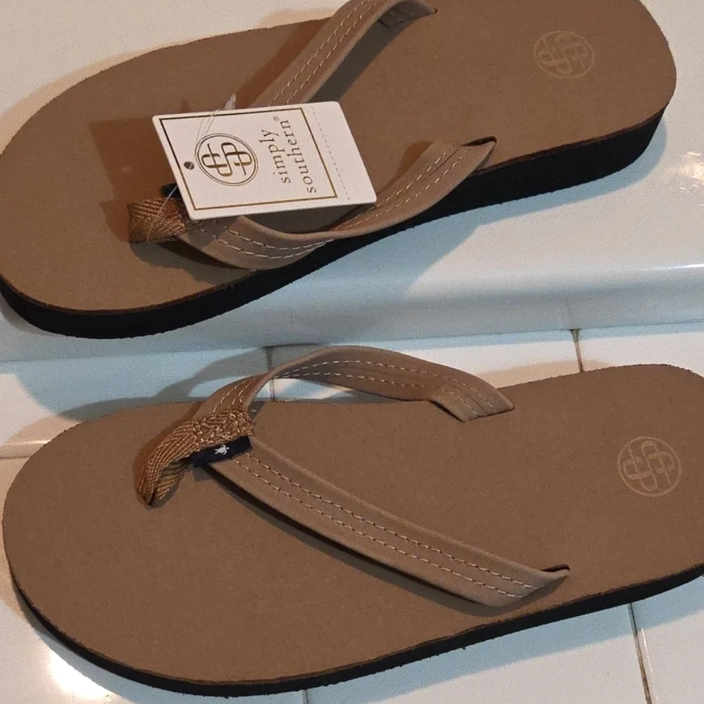 Simply Southern Womens Size S 5.5 -6.5 Leather Flip Flop Tan NWT
